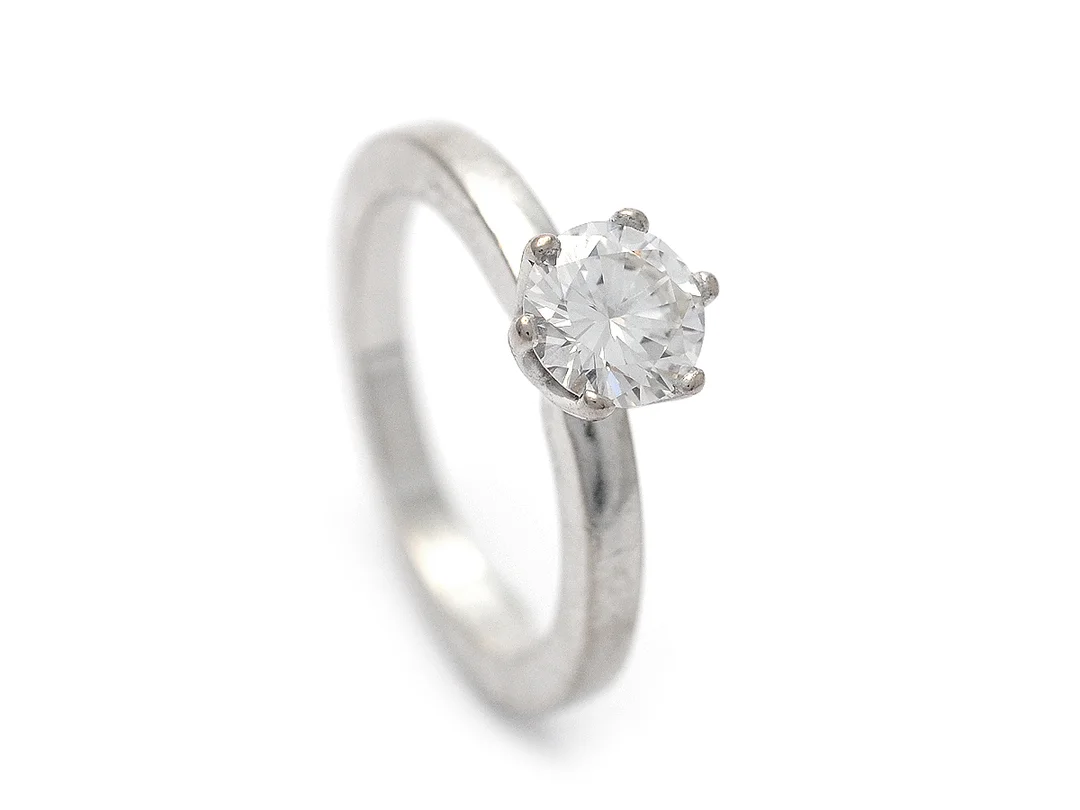 ENSTENSRING, 18K vitguld, briljantslipad diamant ca 0,79 ct, ca TW(G)/VS1, Artinians Juveler, stl 16 mm, vikt 4,8 g, mindre nagg vid rondist. — Smycken/Enstensring — Kaplans