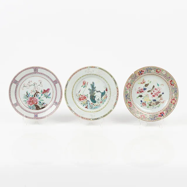 TALLRIKAR, 3 st, Famille Rose, Qingdynastin, Kina, 1700-tal.