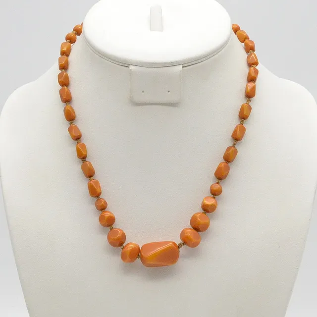 HELLBRAUNES BAKELIT COLLIER, FACETTIERTE PERLEN, BRAUNER FADEN, HANDGEMACHT, ENDLOS, UM 1920ER JAHRE.
