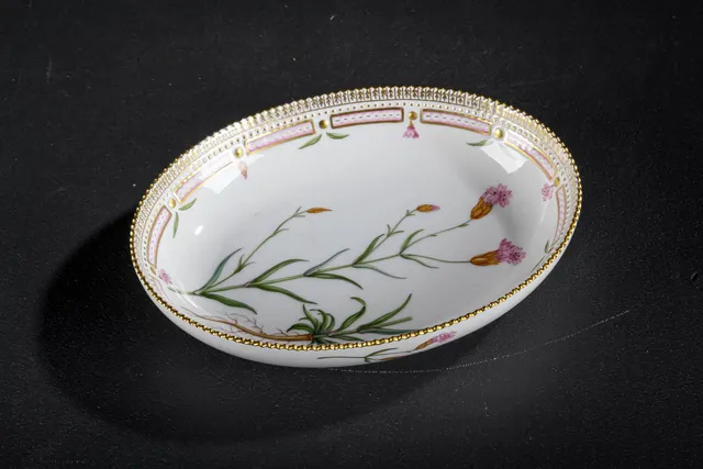 Royal Copenhagen. 'Flora Danica' oval skål  nr 3506