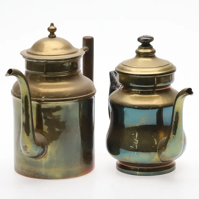 KAFFEKANNOR. Mässing med trä, 1900-tal.