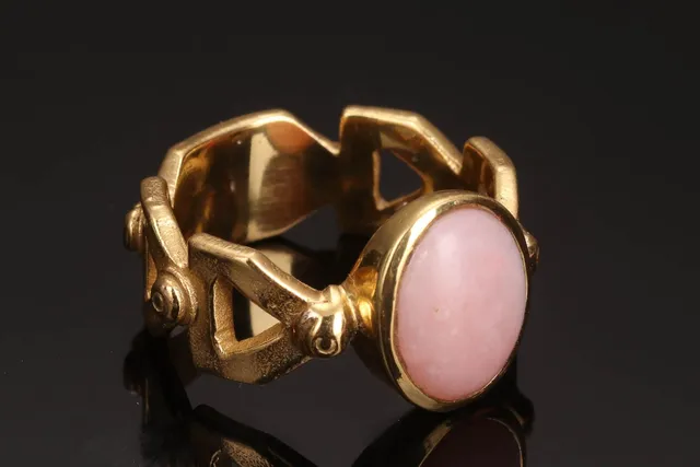 Natascha Trolle. Ring pink opal af forgyldt sterlingsølv.