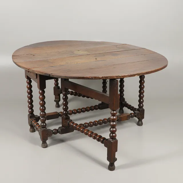 A LATE 17TH CENTURY OAK GATELEG TABLE.