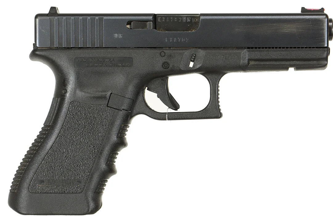 PISTOL, Halvautomat, fabrikat Glock, modell 17, kaliber 9x19, tillv.nr EXA702, se-nr SE2179632. — Pistols — Walter Borg