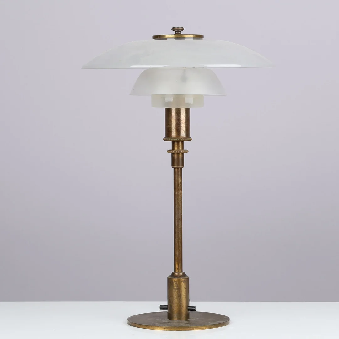 POUL HENNINGSEN ( 1894 - 1967). Bordlampe “PH-3,5/2”. Bordlampe med stel af patineret messing mrk. “PH-3” og “Patented”, Louis Poulsen, Danmark. — Table Lamps — Palsgaard Kunstauktioner