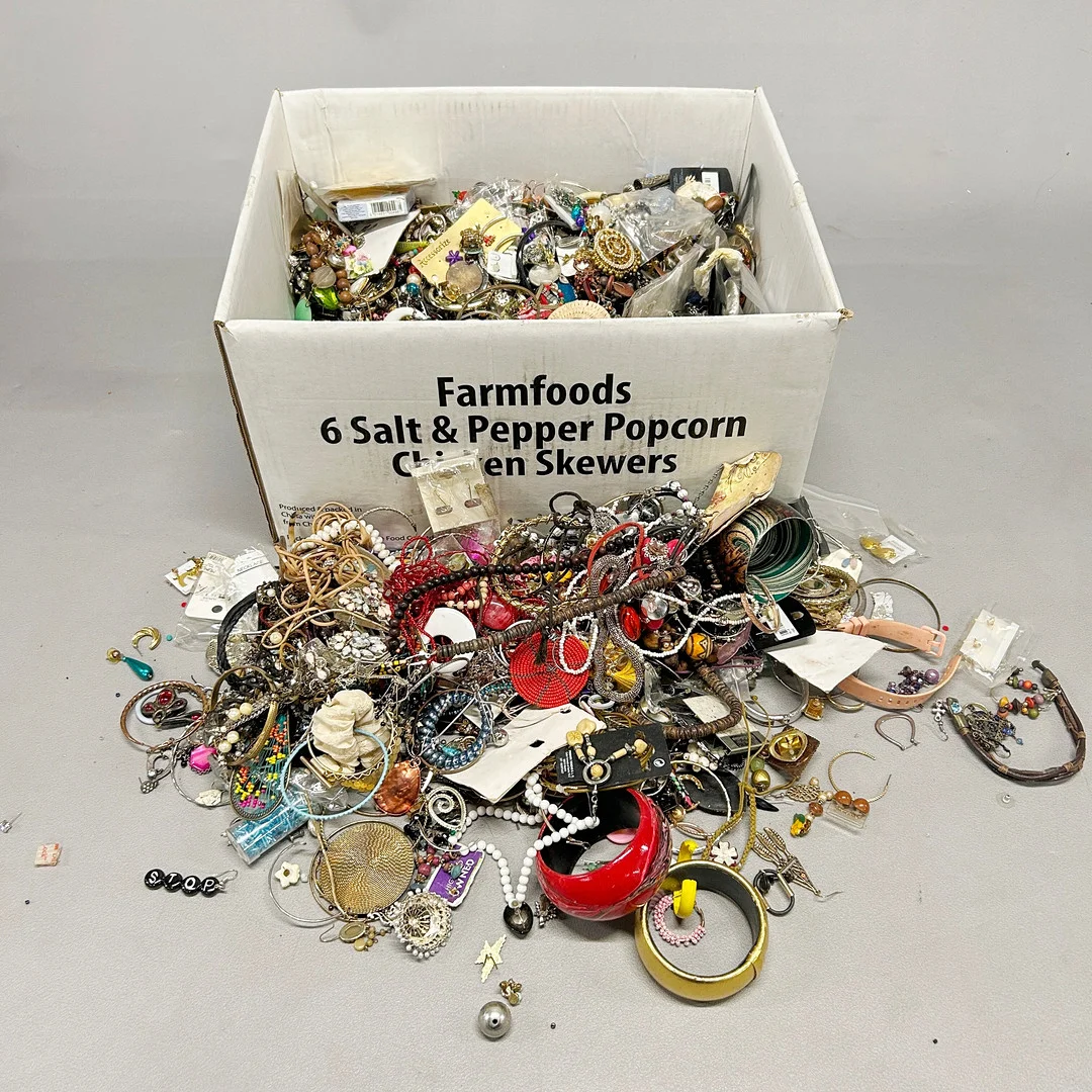 COSTUME JEWELLERY. — Costume Jewellery — Chalkwell Auctions