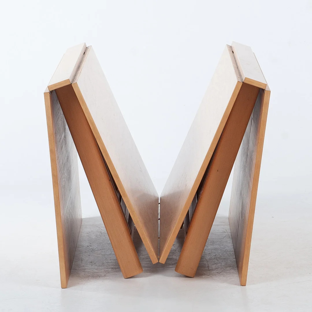 BRUNO MATHSSON. Slagbord / matbord, "Maria Flap", masurbjörk, formgivet 1936. — Tables — Laholms Auktionskammare