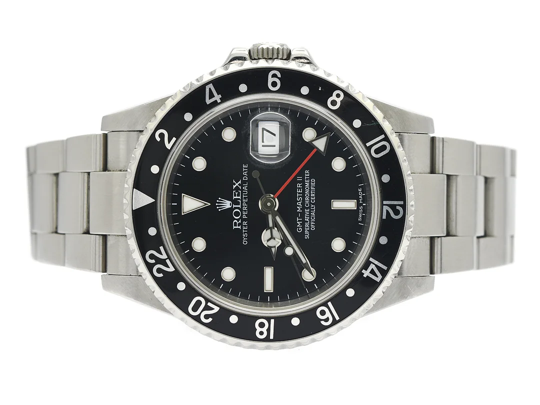 ROLEX, Oyster Perpetual Date, GMT-Master II (Swiss Made), Chronometer, s.k. "Stick dial", Ref nr. 16710 T, Serie nr. D732492, Cal 3185, Verk nr. 3 1017986, Boett nr. 2180, herrur, 40 mm, stål, automatisk, safirglas, 24-timmarsvisning, Oysterlocklänk, viklås, Ref nr. 78790A-OP1/MA, cert, juni 2006, box, ytterkartong. — Klockor/Rolex — Kaplans