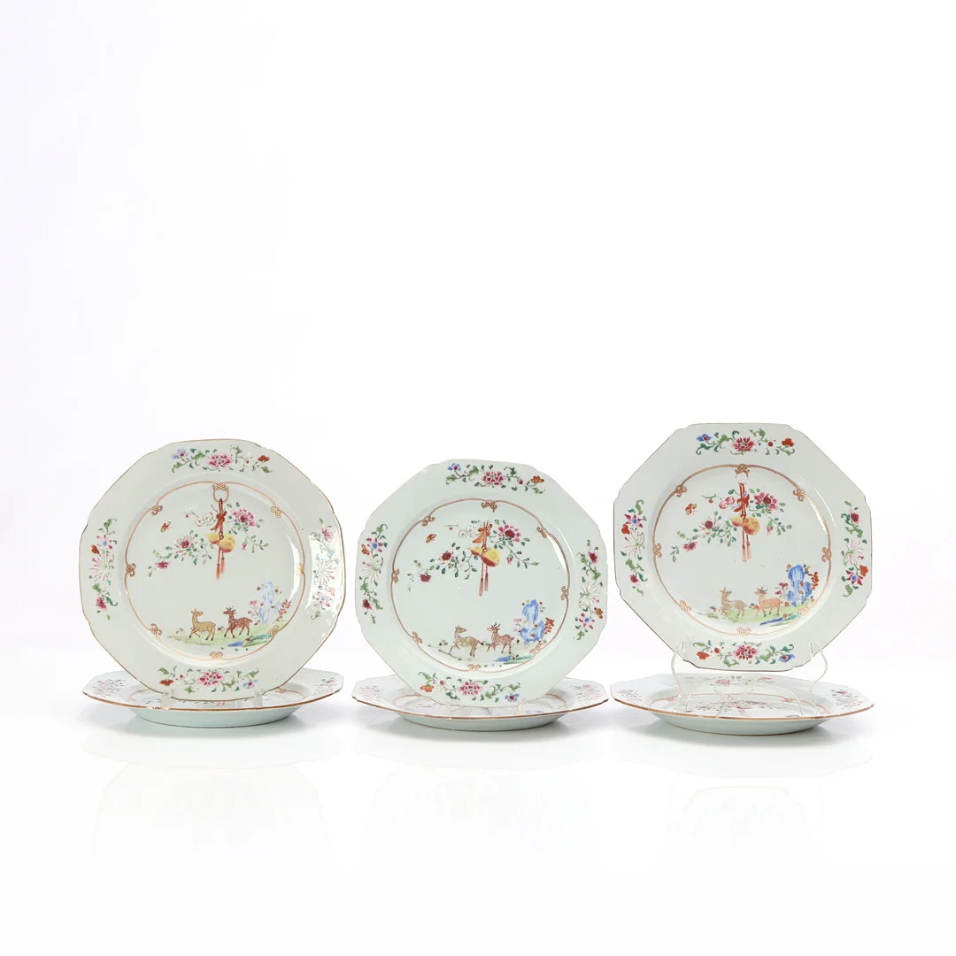 TALLRIKAR, SEX ST. Porslin med polykrom fameille rose-dekor av bl.a. hjortar i landskap. Kina, 1700-tal. — Ceramics & Porcelain — Skånes Auktionsverk