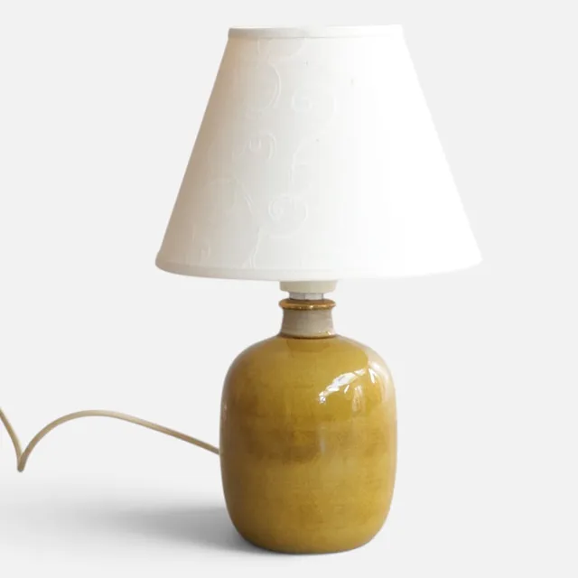 NILS KÄHLER. TILSKREVET. Bordlampe af delvist glaseret stentøj, montering af messing. Udført og mærket hos Kähler, nr. 623-15. Danmark, 1900-tallets midte.