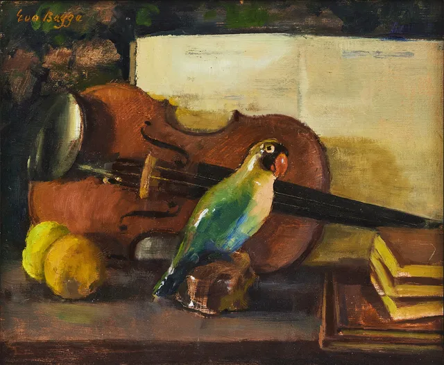 EVA BAGGE. Stilleben med violin och papegoja.