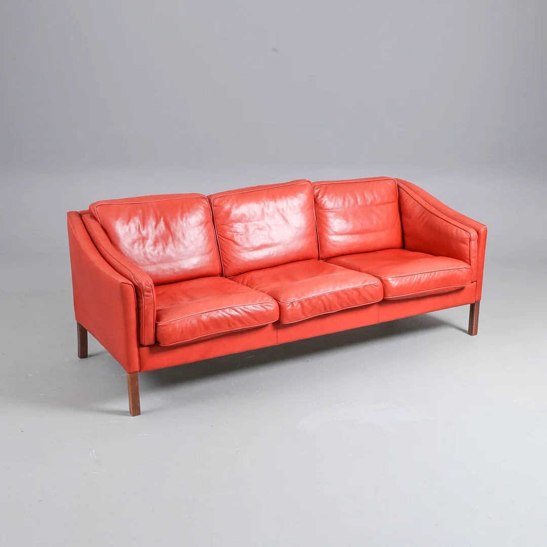 STOUBY. Tre-pers. sofa betrukket med rødt læder. — Armchairs & Chairs — Bidstrup Auktioner