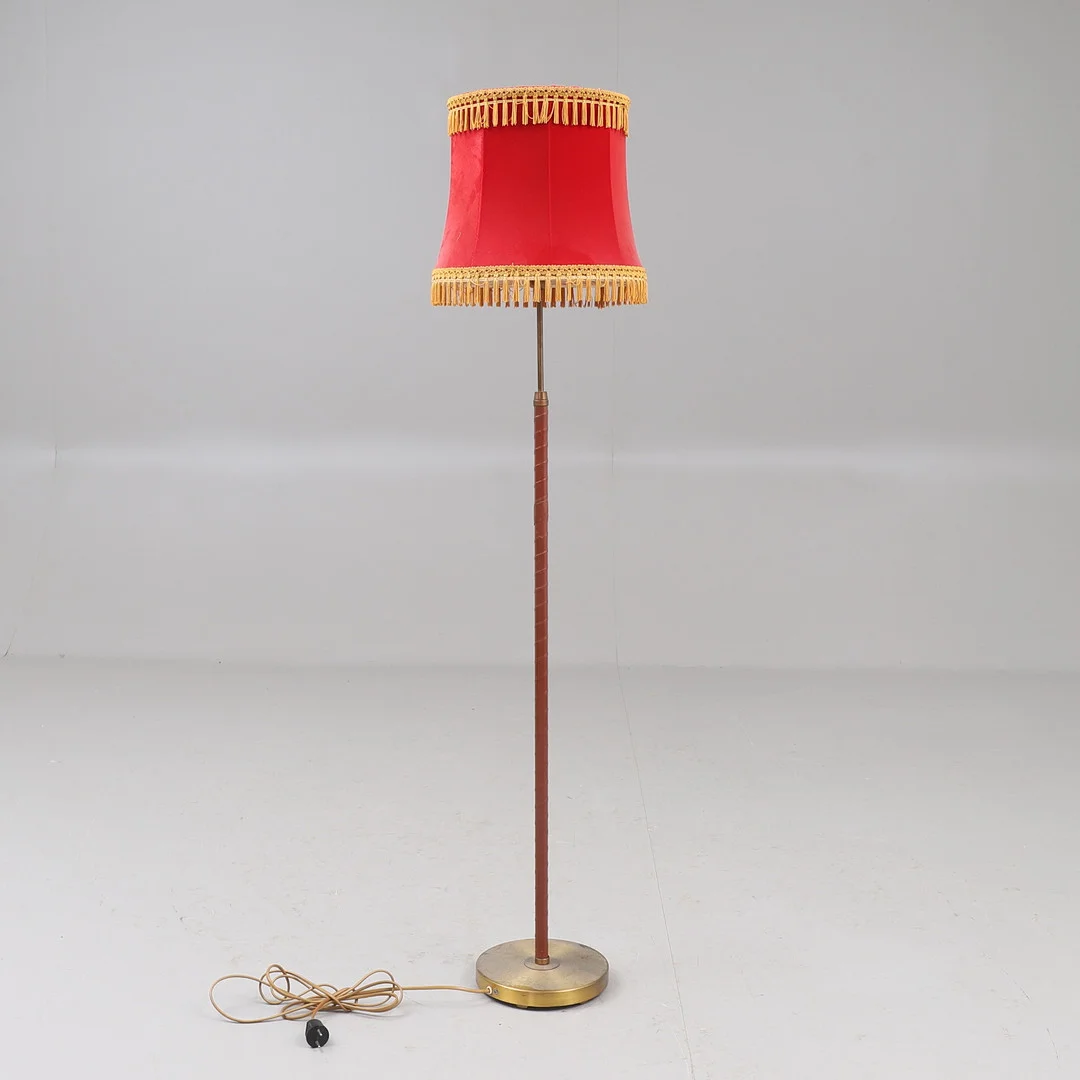 EINAR BÄCKSTRÖM. Golvlampa, mässing och skinnklädd stam, modell 5921. — Floor lights — RA Auktionsverket Norrköping