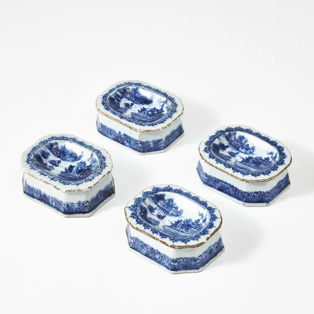 SALTKAR, 4 st., porslin, Kina, Qianlong (1736-1795), dekor av flodlandskap med pagoder i underglasyrblått.