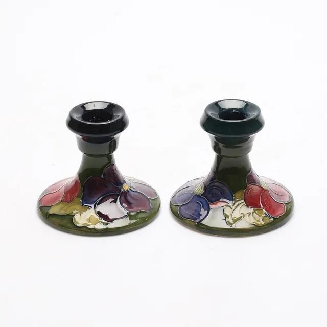 LJUSSTAKAR, ett par, keramik, Moorcroft, England.