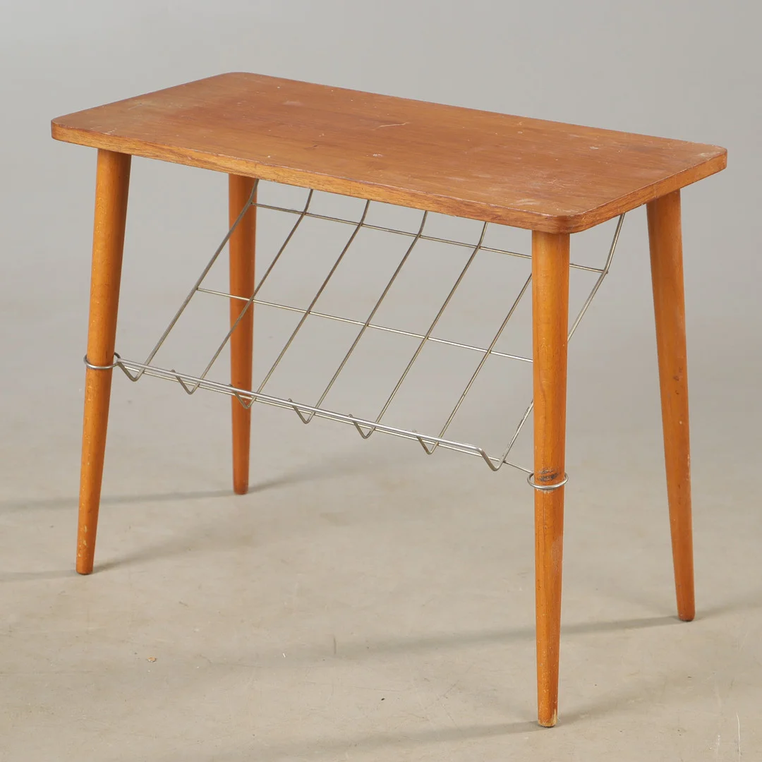 SIDOBORD, teak och bok, 1900-talets mitt. — Tables — Helsingborgs Auktionskammare