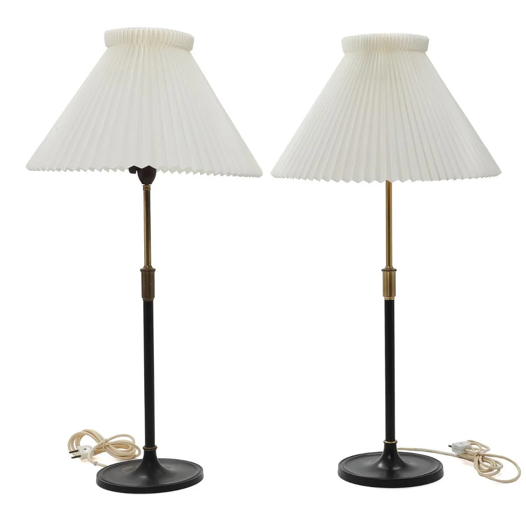 Aage Petersen: A pair of adjustable black lacquered metal and brass wall lamps with pleated acrylic shades. H. 65–90 cm. (2) — Modern Lighting — Bruun Rasmussen