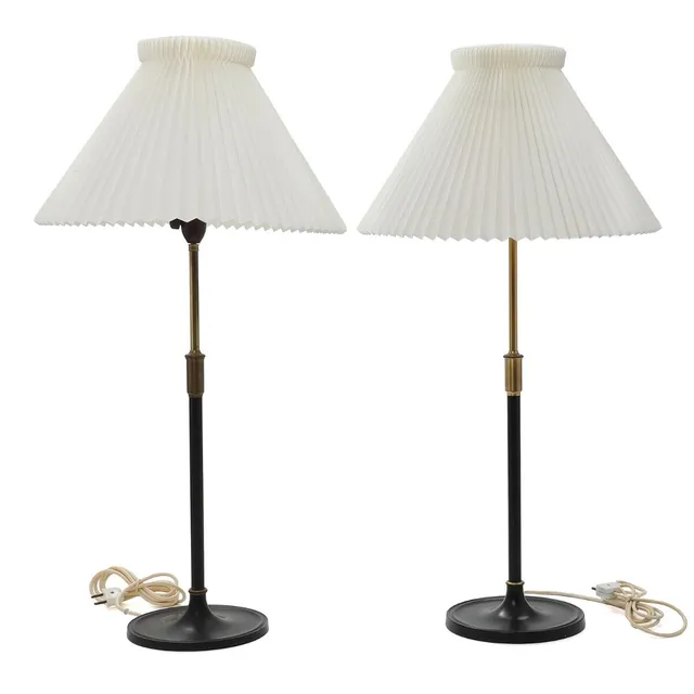 Aage Petersen: A pair of adjustable black lacquered metal and brass wall lamps with pleated acrylic shades. H. 65–90 cm. (2)