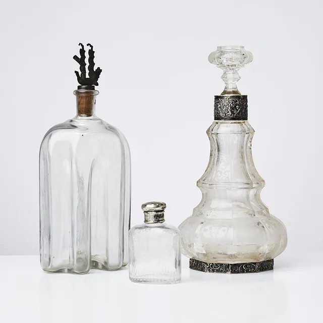 KARAFFER, 3 st., glas, med nysilvermonteringar, sekelskiftet 18/1900, slipad samt etsad dekor.