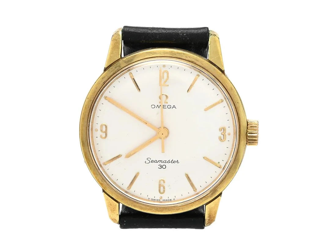 OMEGA, Seamaster 30 (T Swissa Made T), Cal 286, Serie nr. 21071626, Ref nr. JD 135.007, Boett nr. 135.007-63, herrur, 35 mm, doublé (skadad, 40 micron), manuell, plexiglas, läderband, ca 1963. — Klockor/Omega — Kaplans