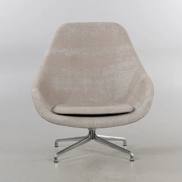 HEE WELLING. HAY, Danmark, Snurrfåtölj, "About a Lounge chair", i beigemellerad textil, kromad fyrpassfot i stål, 1900/2000-tal.