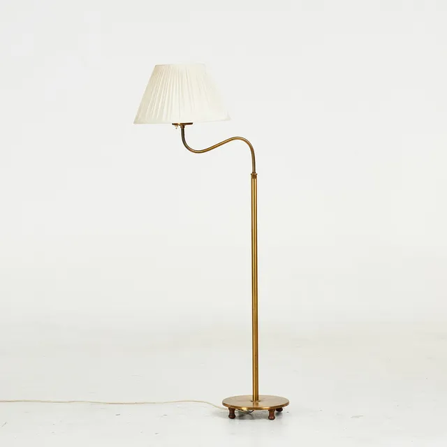 JOSEF FRANK. Golvlampa, modell G2568, "Lilla kamelen", Firma Svenskt Tenn, stomme av mässing, på fötter av betsat lövträ.
