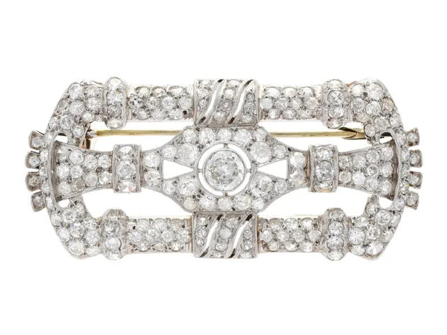 BROSCH, platina, millegrain, ca 179 diamanter, ca 7,45 ctv, varav mittstenen mediumslipad ca 0,78 ct, ca Cr/P1, övriga diamanter ca 6,67 ctv, ca W-Cr/P, nålen stämplad Österrike, 1940-tal, 6,0x2,8 cm, vikt 20,5 g, några diamanter med nagg och mindre skador, nålen 18K vitguld.