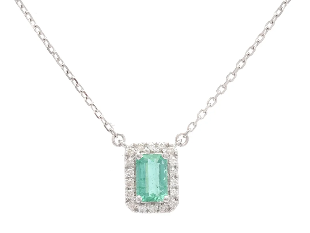 COLLIER, 18K vitguld, smaragdslipad smaragd, briljantslipade diamanter ca 0,09 ctv, längd 43 cm, vikt 2,2 g, smaragden med spricka som når ytan. — Smycken/Collier — Kaplans