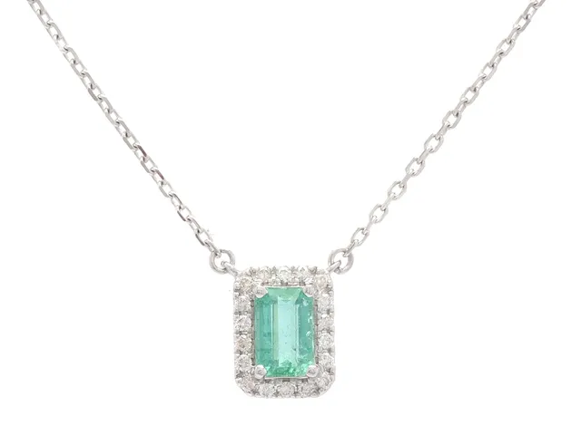 COLLIER, 18K vitguld, smaragdslipad smaragd, briljantslipade diamanter ca 0,09 ctv, längd 43 cm, vikt 2,2 g, smaragden med spricka som når ytan.