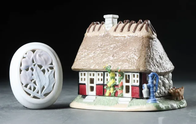 Royal Copenhagen. Skønvirke æske samt hus af porcelæn (2)