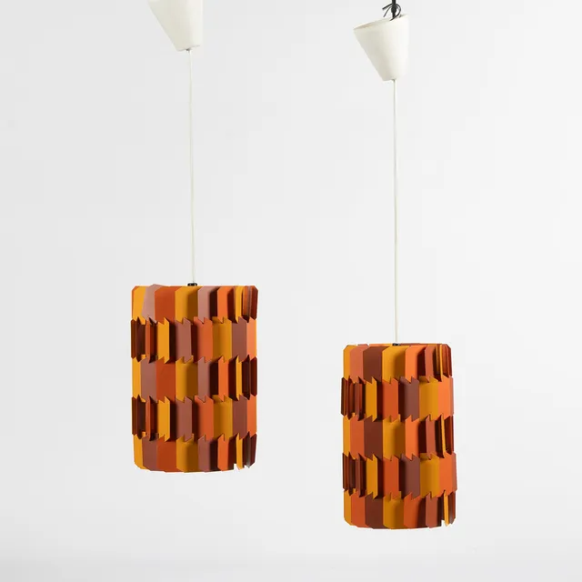 LOUIS WEISDORF. Tak- / fönsterlampor, 1 par, "Facet-Pop", färger av Richard Branderup, Lyfa, Danmark, ca 1972, målad metall.