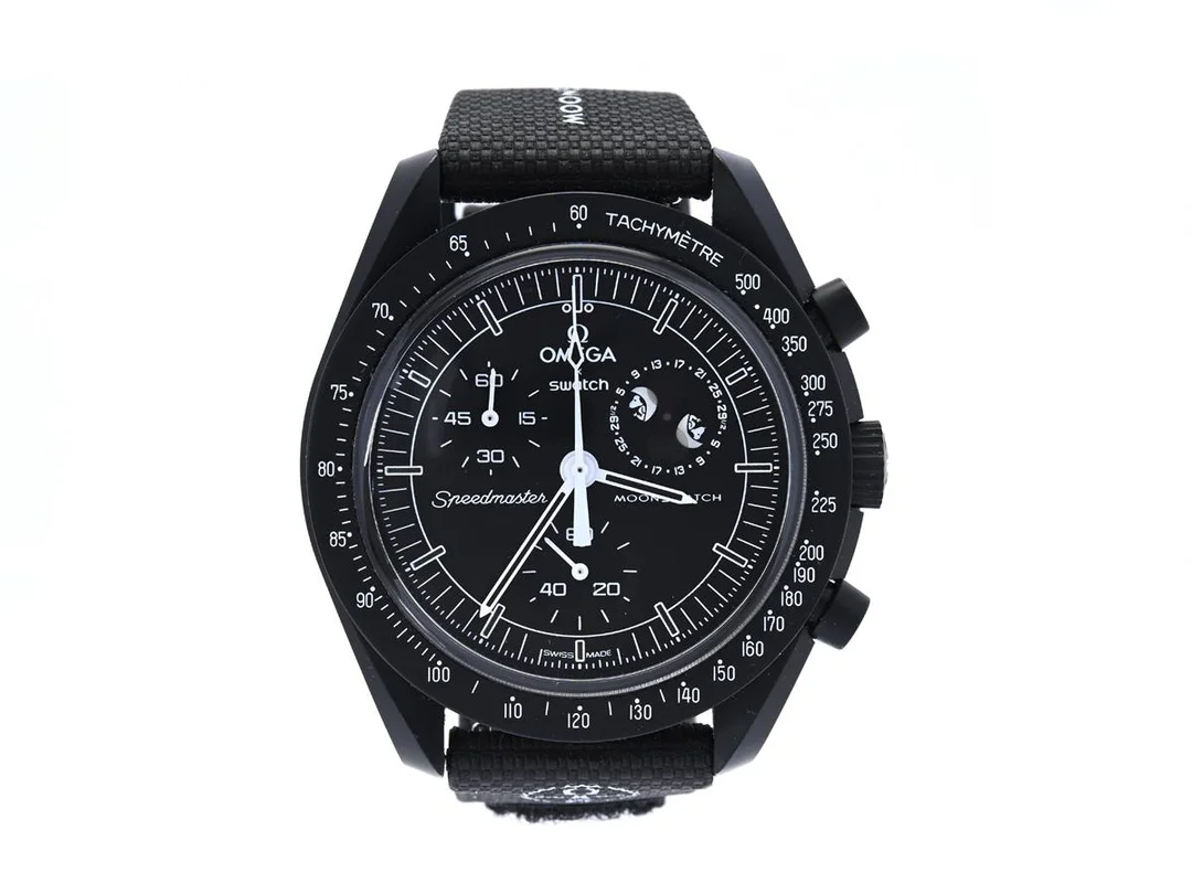 SWATCH/OMEGA, MoonSwatch, Mission to the MoonPhase, Ref nr. SO33B700, kronograf, herrur, 42 mm, bioceramic, quartz, plexiglas, gummiband (S/145-160 mm), cert, maj 2025, box, ytterkartong. — Klockor/Swatch — Kaplans