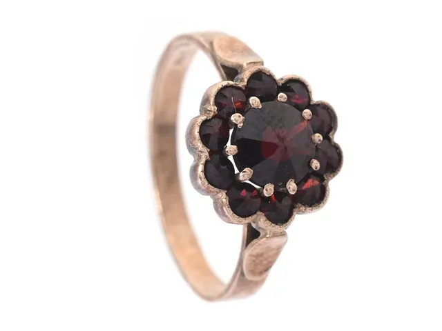 RING, förgyllt silver, granater, stl 17 mm, troligen Norge, vikt 2,2 g.