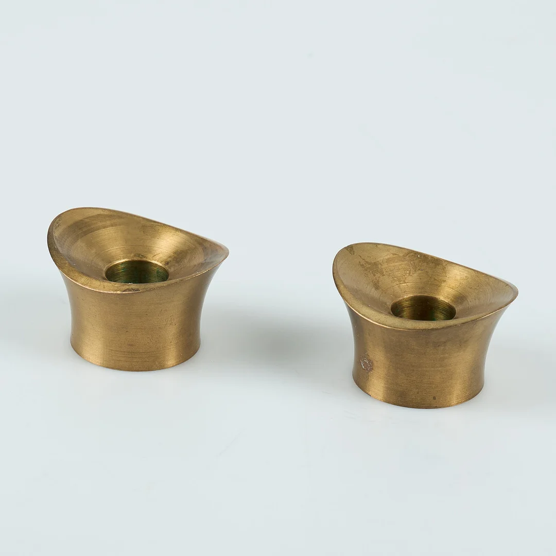 TAPIO WIRKKALA. LJUSSTAKAR, ett par, Kultakeskus. — Pewter, Brass & Copper — Stockholms Auktionsverk Helsinki