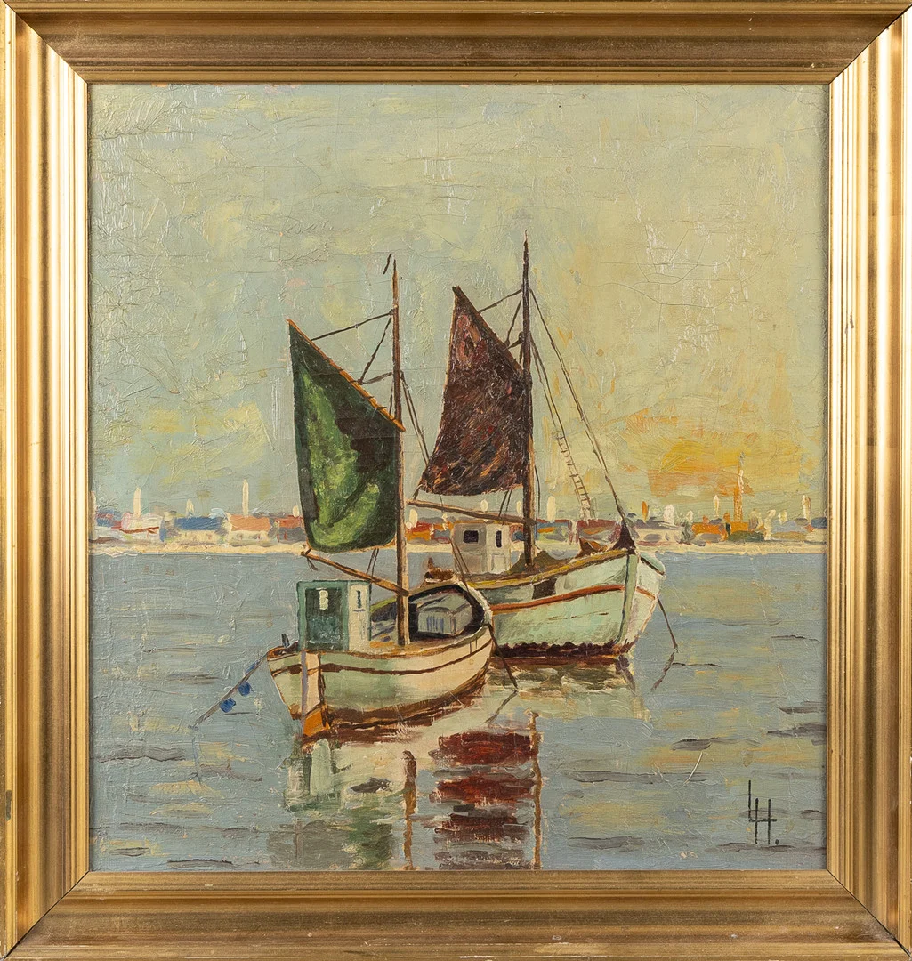 OIDENTIFIERAD KONSTNÄR. Fiskebåtar vid kuststad, olja på duk. — Paintings — Stockholms Auktionsverk Helsingborg