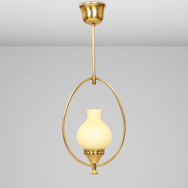 Loftslampe af messing med skærm af opalglas, ca. 1900-tallets midte.