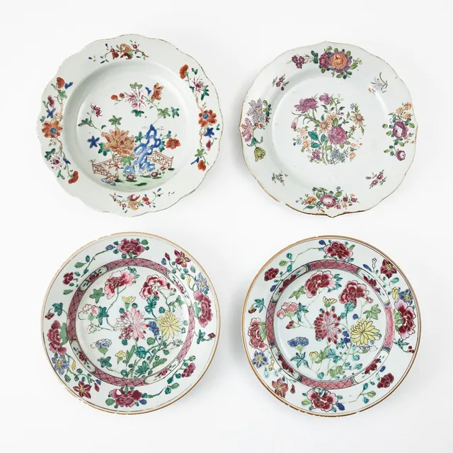 TALLRIKAR, 2+1+1 st., porslin, Kina, 1700-tal, famille rose, dekor av blommor i emaljfärger, järnoxid samt guld.
