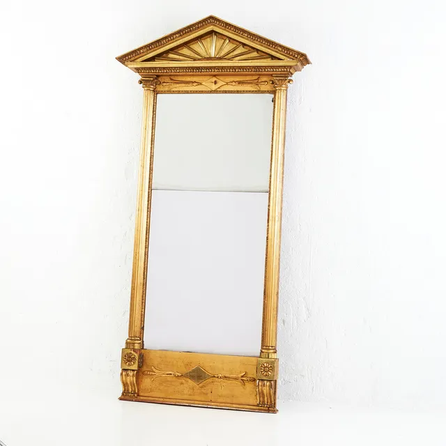 SPEGEL, empire, träskuren dekor och pastellage, krönt med solfjädersform, kolonner och fleuronger., två delat glas, ena foilerat.