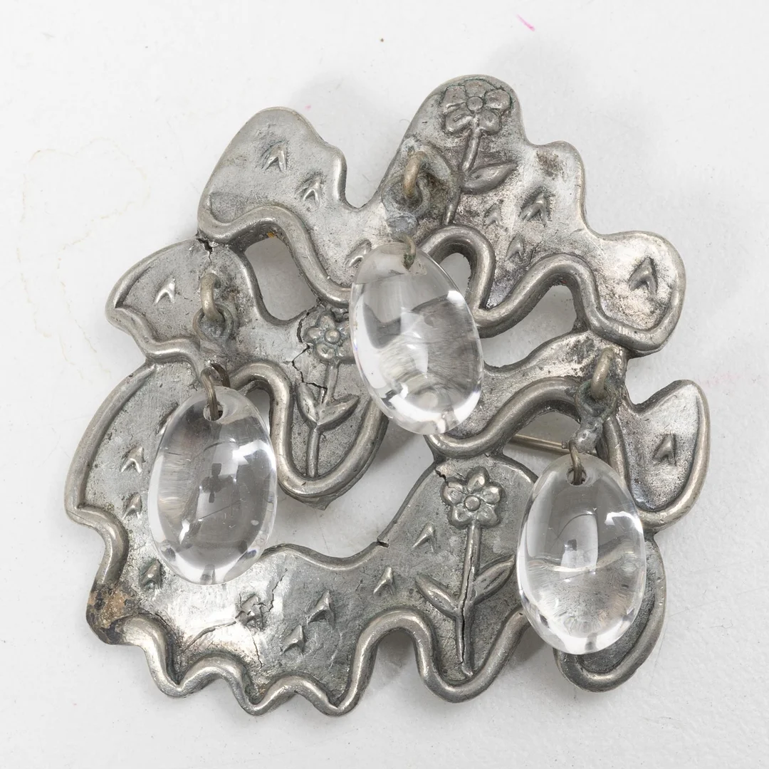 Estrid Ericson, brosch, tenn, modellnummer Z 3874. Firma Svenskt Tenn, 1940-tal. — Design/Övrigt — Bukowskis