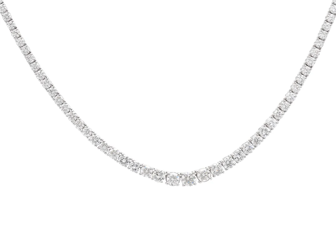 RIVIERECOLLIER, 18K vitguld, 161 st briljantslipade diamanter ca 8,60 ctv, ca W-TCr/VVS-VS, doserat, längd 42 cm, vikt 19,5 g, fåtal med nagg på kulett. — Smycken/Collier — Kaplans