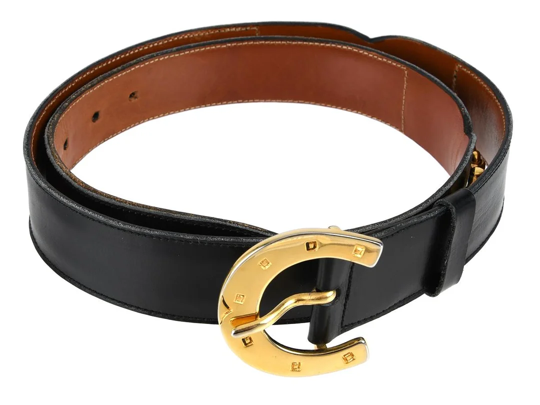 BÄLTE, CELINE, vintage, svart skinn, längd 75-80 cm, bredd 3,5 cm, guldfärgad spänne, längd 75-80 cm, bredd 3,5 cm, bruksslitage. — Accessoarer/Bälten — Kaplans