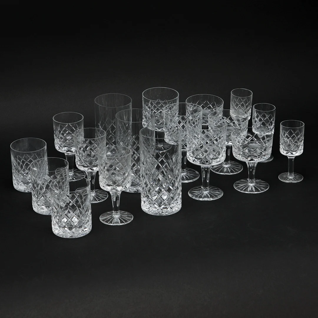 GLASSERVIS, 66 delar, rutslipad dekor. — Tableware — Göteborgs Auktionsverk
