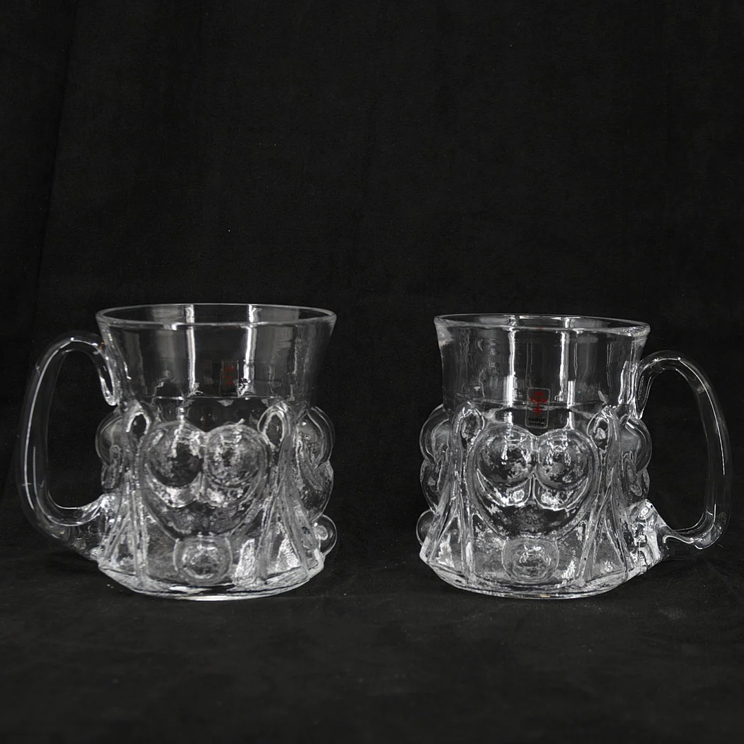 LARS HELLSTEN. Ölstop, 2 st, klarglas med mönster i relief, etikettmärkt, Skruf, 1900-tal. — Utility glass — Höganäs Auktionsverk