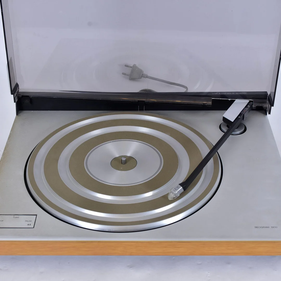 SKIVSPELARE, Bang&Olufsen, Beogram 1900. — Modern consumer electronics — Halmstads Auktionskammare