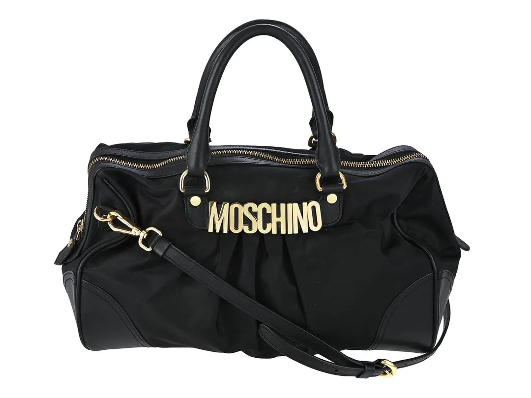 VÄSKA, MOSCHINO, svart nylon, svart läder, guldfärgade beslag, 35x20x14 cm, avtagbar axelrem, bruksslitage. — Accessoarer/Väskor — Kaplans