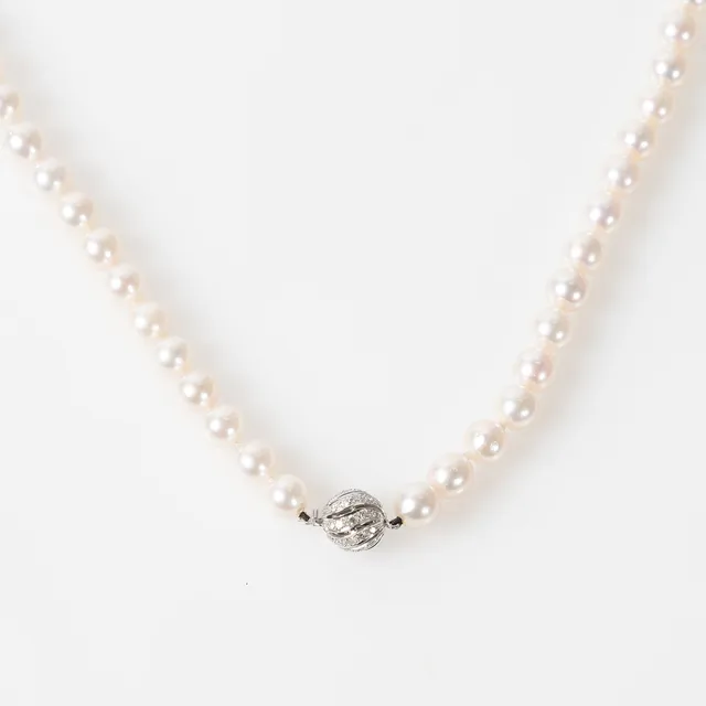 PÄRLCOLLIER, lås i 18K vitguld med diamanter.