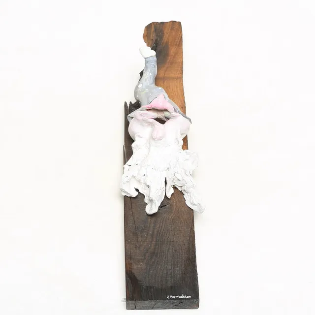 JENS KONRADSSON. VÄGGSKULPTUR, Tomte, keramik, på träplatta, signerad.