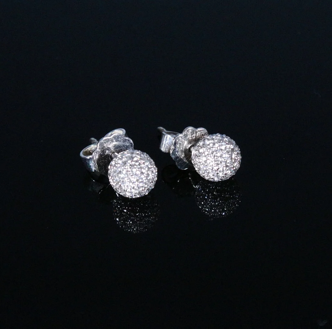 STOCKERT & CIE. Ohrstecker, 750er Weißgold, Diamant-Brillant, 0,69ct. W vsi. — Earrings — Stockholms Auktionsverk Düsseldorf/Neuss
