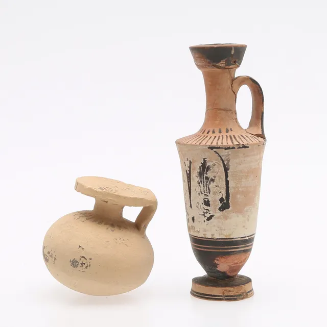 LEKYT OCH ARIBALLO, DELVIS BEMÅLAD TERRACOTTA, Grekland, sannolikt grand tour-föremål, 1800-tal.