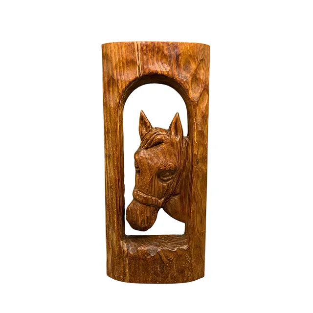 WANDRELIEF AUS HOLZ MIT DEM PORTRÄT EINES PFERDES.